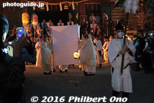 Michizane's spirit, which had been transferred from the shrine, is carried in the procession within a silk cloth barrier. 
Keywords: tokyo koto-ku kameido taimatsu torch festival matsuri