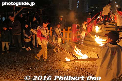 The torch procession went over one of the shrine's trademark arch bridges. They walked within the shrine grounds along the main paths, through the center and perimeter.
Keywords: tokyo koto-ku kameido taimatsu torch festival matsuri