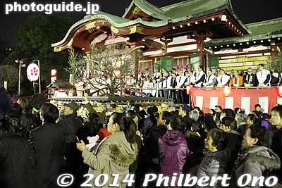 Kameido Tenjin Shrine also holds setsubun ceremony on Feb. 3, but at night. First the ogre appeared as they growled toward the shrine.
Keywords: tokyo koto-ku kameido tenmangu tenjin shrine jinja setsubun