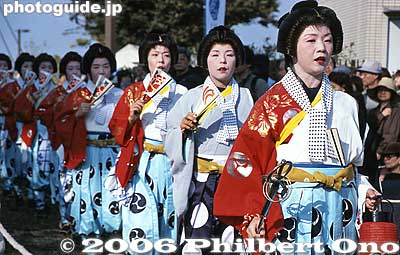 Fukagawa Tekomai geisha make their entrance. 深川手古舞
Keywords: tokyo koto-ku fukagawa tekomai geisha women singers kimono 