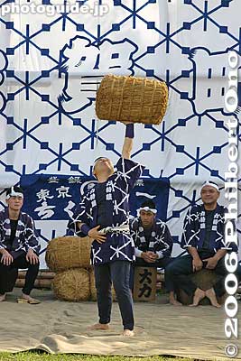 They carried bags of rice, barrels of sake, etc., and tossed them in the air. It became a contest for skill and strength. Their stunts are reenacted here for this festival.
Keywords: tokyo koto-ku fukagawa chikara-mochi stunts festival matsuri 
