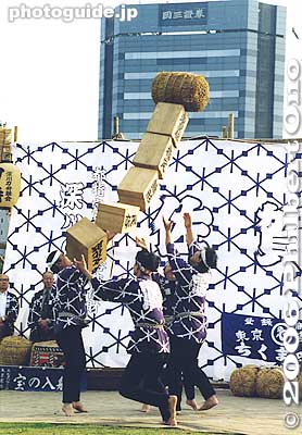 Keywords: tokyo koto-ku fukagawa chikara-mochi stunts festival matsuri 