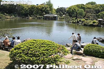 Iwasaki Yataro, the founder of the Mitsubishi Zaibatsu, acquired the estate in 1878 and developed the garden with a pond and famous stones brought from all over Japan.
Keywords: tokyo koto-ku ward kiyosumi teien gardens pond