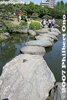 Stepping stones, called Isowatari. 磯渡り
Keywords: tokyo koto-ku ward kiyosumi teien gardens pond pine tree matsu stones