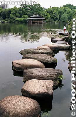 Isowatari. 磯渡り
Keywords: tokyo koto-ku ward kiyosumi teien gardens pond matsu stones