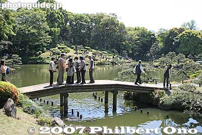 Bridge to a small island and gazebo
Keywords: tokyo koto-ku ward kiyosumi teien gardens pond