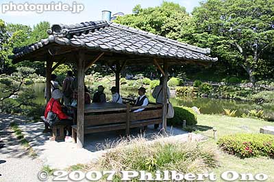 Gazebo on one of the three islands in the pond. あずまや
Keywords: tokyo koto-ku ward kiyosumi teien gardens pond