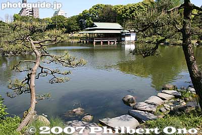 Keywords: tokyo koto-ku ward kiyosumi teien gardens pond pine tree matsu stones teahouse