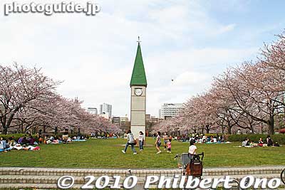 This clock tower is the park's focal point. Cherry blossoms are substantial and many people hold hanami flower-viewing picnics. But it's not as crowded as Ueno Park.
Keywords: tokyo koto-ku sarue onshi park flowers sakura cherry blossoms