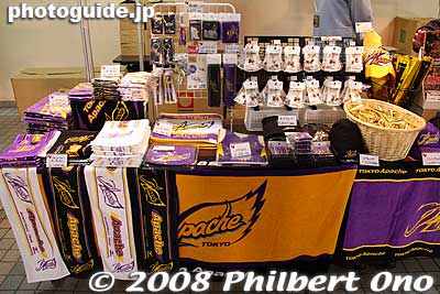 Tokyo Apache merchandise sold in the lobby. Named after the American Indian tribe, the team was established in June 2004 and was one of the inaugural teams of the bj league in Nov. 2005.
Keywords: tokyo koto-ku ward ariake Colosseum  Coliseum pro basketball game players tokyo apache 