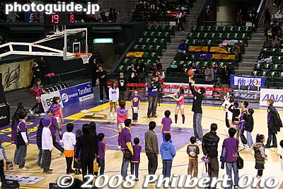 Pre-game activities starting at 4 pm started with a free throw which anybody could participate.
Keywords: tokyo koto-ku ward ariake Colosseum  Coliseum pro basketball game players tokyo apache 