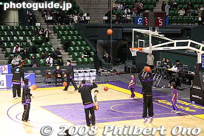 Tokyo Apache practice on court. The team is a member of the bj League, Japan's top pro basketball league. Unlike Japan's other pro basketball league (Japan Basketball League), foreign players can play in the bj League.
Keywords: tokyo koto-ku ward ariake Colosseum  Coliseum pro basketball game players tokyo apache 