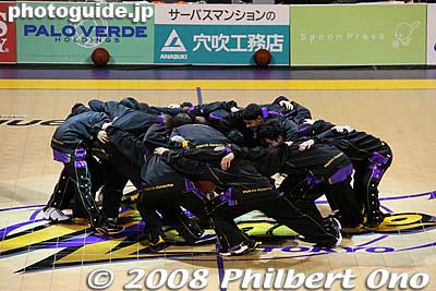 Team huddle
Keywords: tokyo koto-ku ward ariake Colosseum  Coliseum pro basketball game players tokyo apache 