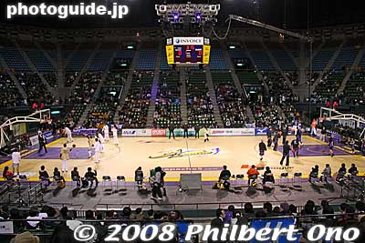 Inside Ariake Colosseum. The front row seats along the court edge are called "Premium Seats" which cost 20,000 yen each. Includes free drinks and food delivered to your seat.
Keywords: tokyo koto-ku ward ariake Colosseum  Coliseum pro basketball game players tokyo apache ryukyu golden kings 