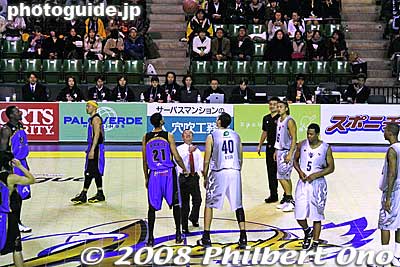 The Koto Ward mayor tosses the ball for a tip-off.
Keywords: tokyo koto-ku ward ariake Colosseum Coliseum pro basketball game players tokyo apache ryukyu golden kings 