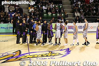Opposing teams shake hands.
Keywords: tokyo koto-ku ward ariake Colosseum Coliseum pro basketball game players tokyo apache ryukyu golden kings 