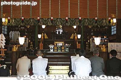 Inside Honden worship hall
Keywords: tokyo koto-ku ward tomioka hachimangu shrine shinto fukagawa
