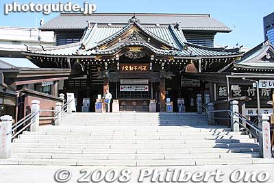 This was the temple's Hondo main hall until April 2011 when it was replaced with a new building built on the left. This building was transplanted here from a temple in Inbanuma, Chiba in 1951 since the previous Hondo was destroyed during World War II
