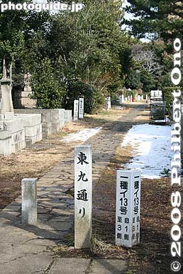 Signs tell you where you are. Quite bewildering mapping system.
Keywords: tokyo minato-ku ward aoyama cemetery graveyard tombstones