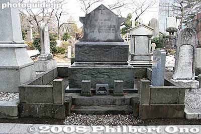 Grave of Edoardo Chiossone (1833-1898), an Italian who introduced printing technology (for money and stamps) to Japan. He loved Japan and amassed a huge collection of Japanese art, especially woodblock prints. The collection is donated to a Genova museum.
Keywords: tokyo minato-ku ward aoyama cemetery graveyard tombstones