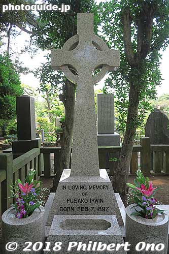 Grave of Robert Walker Irwin Jr. (Robert Walker Irwin's first son) and his first wife Fusako.
Keywords: tokyo minato-ku ward aoyama cemetery graveyard tombstones