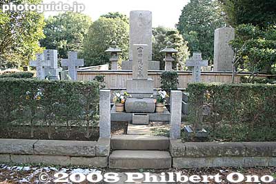 Grave of Yoshida Shigeru, Japan's first postwar prime minister.
Keywords: tokyo minato-ku ward aoyama cemetery graveyard tombstones
