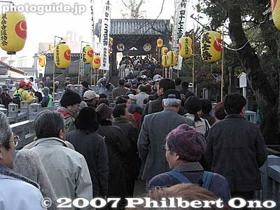 During the Gishisai Festival in mid-Dec., the temple is especially crowded. This is the long line to enter the graves of the 47 loyal samurai retainers. The gravesite's gate up ahead was the back gate of the Ako estate in Tokyo. Later moved here.
Keywords: tokyo minato-ku ward zen soto buddhist temple sengakuji 47 ronin samurai ako
