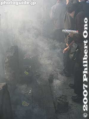 The smoke can kill all the bugs in your fur or wool coat.
Keywords: tokyo minato-ku ward zen soto buddhist temple sengakuji 47 ronin samurai ako graves incense