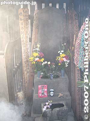 Oishi Kuranosuke's grave
Keywords: tokyo minato-ku ward zen soto buddhist temple sengakuji 47 ronin samurai ako graves incense