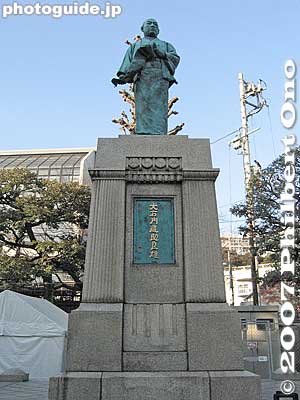 Statue of Oishi Kuranosuke, leader of the 47 loyal retainers. He's looking (glaring) east toward Edo. The temple grounds also have the Ako Samurai Memorial Hall and the well where they washed Kira's head.
Keywords: tokyo minato-ku ward zen soto buddhist temple sengakuji 47 ronin samurai ako