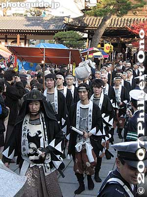 The Gishisai on Dec. 14 marks the day when the 47 loyal retainers attacked and beheaded Kira to avenge their master (Lord Asano) in 1702. They then marched to Sengakuji to present the head to their master's grave. This is reenacted annually.
Keywords: tokyo minato-ku ward zen soto buddhist temple sengakuji 47 ronin samurai ako japansamurai