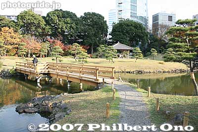 Keywords: tokyo minato-ku ward kyu shiba rikyu garden trees pond bridge