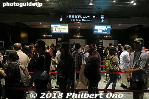 Long line for the down elevators.
Keywords: tokyo minato-ku tower koinobori carp streamers children day festival night