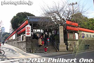 Sanmon Gate. The Toyokawa Inari Tokyo Betsuin temple is one temple in Tokyo where you can see celebrities throw beans on Feb. 3.
Keywords: tokyo minato-ku toyokawa inari betsuin temple zen buddhist soto-shu setsubun mamemaki 
