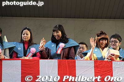 In the middle is Ohbayashi Motoko, former Olympic volleyball player. She was a bean thrower in 2007 here too.
Keywords: tokyo minato-ku toyokawa inari betsuin temple zen buddhist soto-shu setsubun mamemaki 