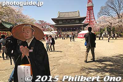 A few priests walked past.
Keywords: minato-ku tokyo zojoji jodo-shu Buddhist temple
