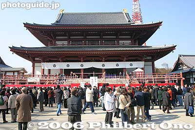 Zojoji, Daiden (Hondo) main hall with bean-throwing stage for Setsubun on Feb. 3. 大殿
Daiden (Hondo) is the temple's main worship hall. It was rebuilt in 1974. Enshrined inside is a large main image (honzon) of Amida Buddha (made during the Muromachi Period), with an image of Great Teacher Shan-tao (who perfected China's Jodo (Pure Land) Buddhism) on the right and an image of Honen Shonin (founder of Jodo-shu sect in Japan) on the left. On Feb. 3, the bean-throwing stage was set up in front.
Keywords: minato-ku tokyo zojoji jodo-shu Buddhist japantemple