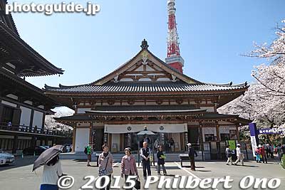 Next to the Daiden is this Ankokuden hall that was rebuilt in 2010. 安国殿
Enshrined is the Black Image of Amida Buddha, which was worshiped by Shogun Tokugawa Ieyasu. This image is said to have repeatedly saved Ieyasu from dangers and enabled him to win battles. Since the Edo Period, it has been revered as a Buddhist image bringing victory and warding off evil.
Keywords: minato-ku tokyo zojoji jodo-shu Buddhist temple