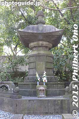 Tomb of Shogun Tokugawa Iemochi
Keywords: minato-ku tokyo zojoji jodo-shu Buddhist temple tokugawa shogun graves Mausoleum