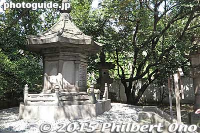 Side view of Ieshige and Ieyoshi tombs.
Keywords: minato-ku tokyo zojoji jodo-shu Buddhist temple tokugawa shogun graves Mausoleum