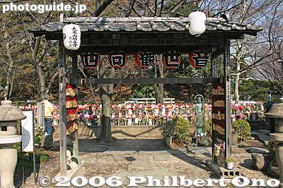 Entrance to Jizo statues
Keywords: minato-ku tokyo zojoji jodo-shu Buddhist temple