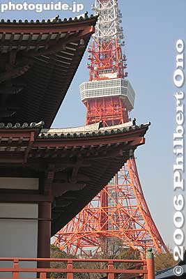 Ever since 1958 when Tokyo Tower was built, you could not photograph Zojoji without the tower.
Keywords: minato-ku tokyo zojoji jodo-shu Buddhist temple