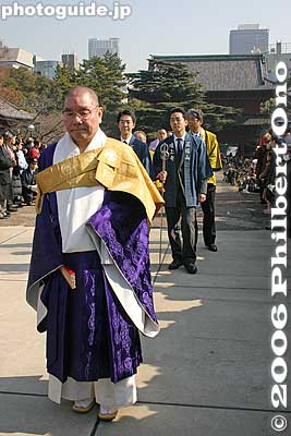 Procession of priests.
Keywords: minato-ku tokyo zojoji jodo-shu Buddhist temple setsubun priest