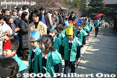 Children from the neighboring kindergarten.
Keywords: minato-ku tokyo zojoji jodo-shu Buddhist temple setsubun