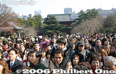 People behind wait for the main event...
Keywords: minato-ku tokyo zojoji jodo-shu Buddhist temple setsubun