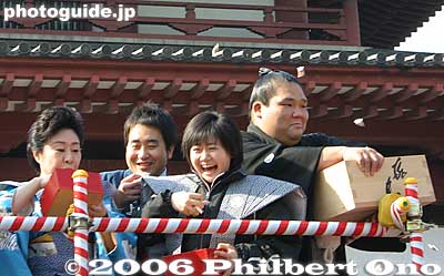 Tamao-chan, Ai-chan, and Tochiazuma
Nakamura Tamao (actress), Fukuhara Ai (table tennis player) and Ozeki Tochiazuma (sumo wrestler)
Keywords: minato-ku tokyo zojoji jodo-shu Buddhist temple setsubun tochiazuma japanceleb