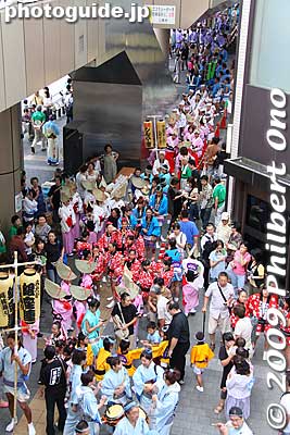 One of the starting points of the awa odori parade along Mitaka Ginza road. Some 30 awa odori dance troupes, called "ren" (連), participated in the dance parade. Many of them were local troupes from Mitaka.
Keywords: tokyo mitaka awa odori dancers matsuri festival 