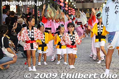 The road is not very long, and if you stay put, you will be able to see each troupe at least twice since they parade through the street more than once.
Keywords: tokyo mitaka awa odori dancers matsuri festival 