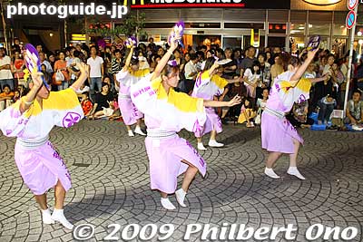 Mitaka Shoko-ren had a good dance routine.
Keywords: tokyo mitaka awa odori dancers matsuri festival women 