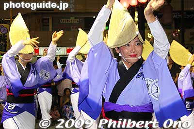 Mitaka Hanamichi-ren 三鷹花道連
Keywords: tokyo mitaka awa odori dancers matsuri festival women